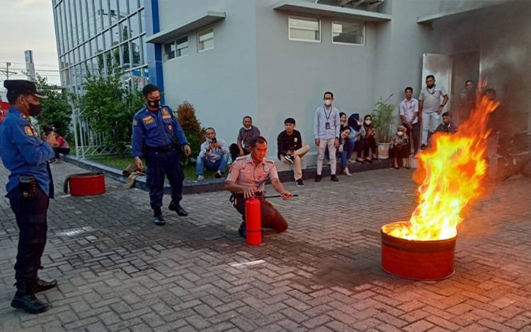 Satpol PP dan Damkar Kapuas Simulasikan Penggunaan APAR