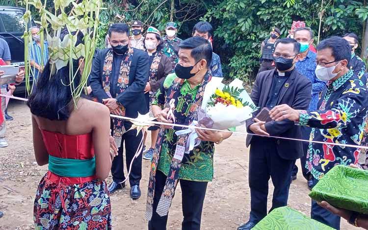 Bupati Barito Timur Perintahkan Semua Instansi Kibarkan Bendera Merah Putih Sebulan