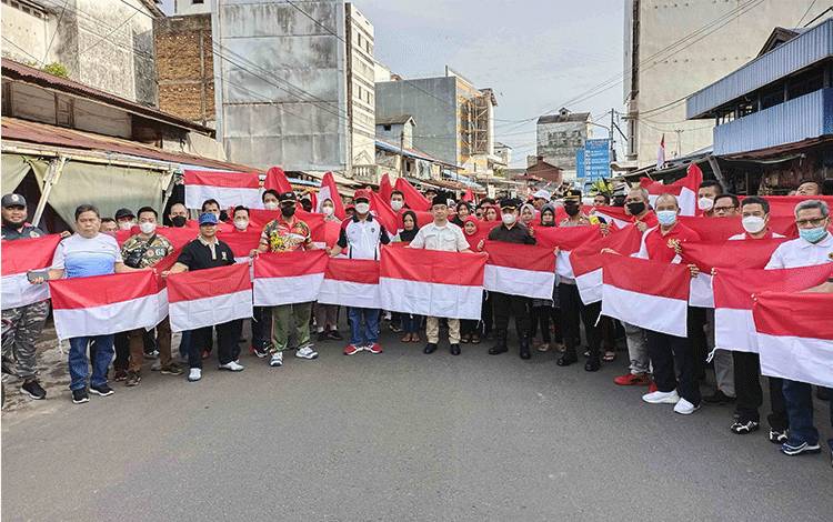 Bupati Seruyan Bagikan Bendera Merah Putih Untuk Warga Kuala Pembuang