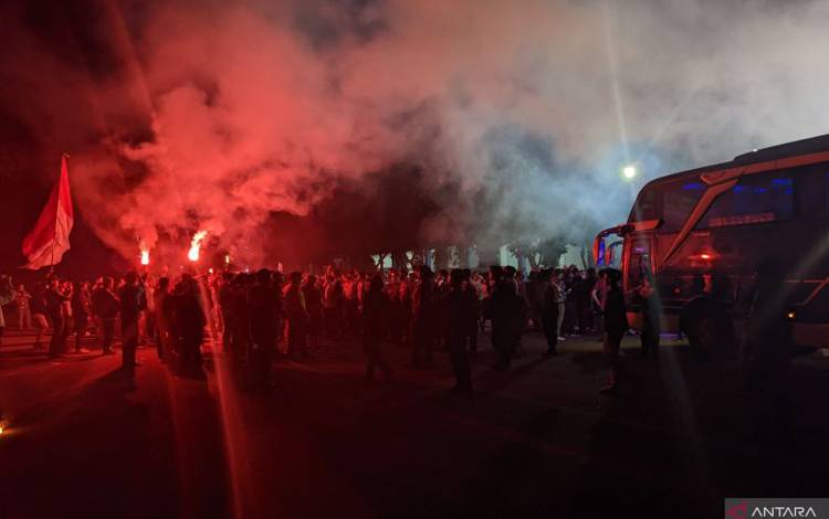 Suporter Nyalakan Flare Dekat Bus Usai Indonesia Kalahkan Filipina
