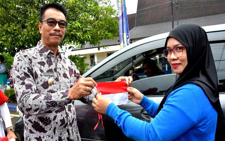 Pemkab Barito Utara Bagikan 1.270 Bendera Merah Putih