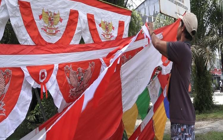 Pria Penjual Bendera di Palangka Raya Ini Raup Untung Rp100 Ribu Sehari