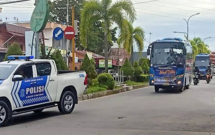 Personel Satlantas Kawal Kedatangan Jemaah Haji Kapuas
