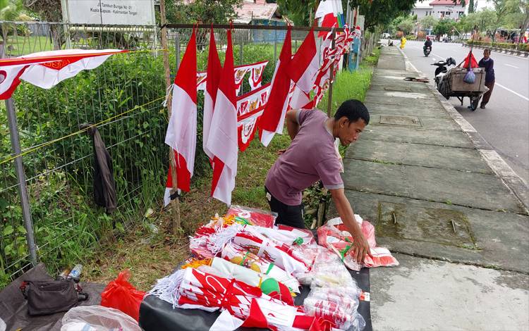 Jelang HUT RI, Pedagang Bendera Musiman Mulai Bermunculan di Kota Kuala Kapuas