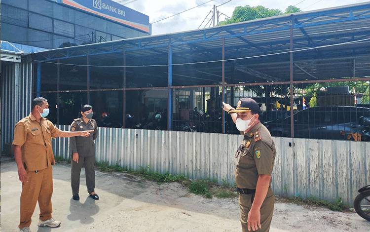 Diduga Lebihi GSB, Kenopi Teras Ruko Jalan Tjilik Terancam Dibongkar