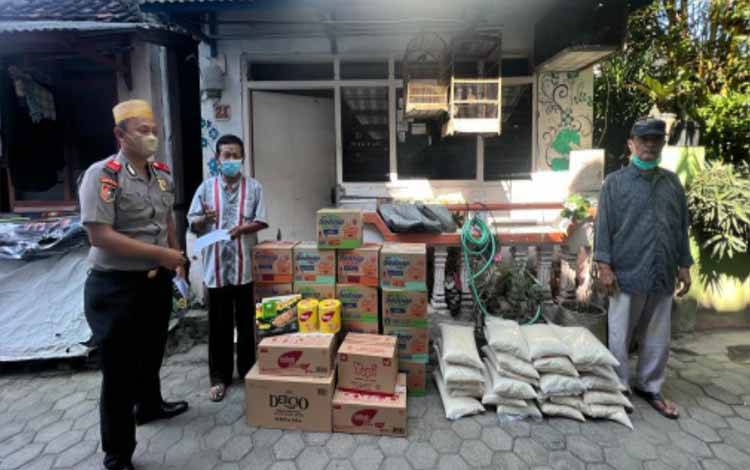 Sespimen Polri Dikreg 62 Bagikan Sembako kepada Warga Kurang Mampu