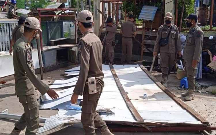 Satpol PP dan Damkar Kapuas Tertibkan Bangunan Tak Miliki Izin