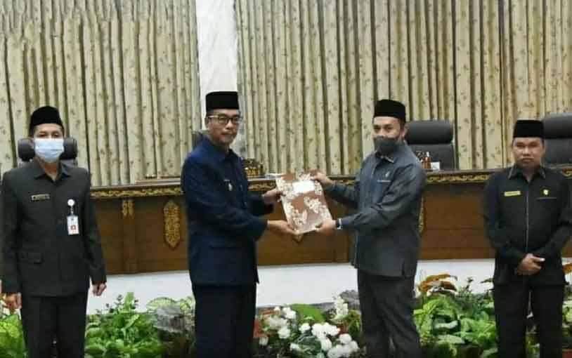 Bupati Barito Utara Sampaikan Pidato Pengantar Raperda Perlindungan Masyarakat Hukum Adat ke DPRD