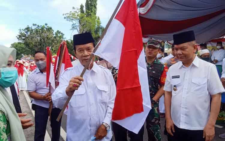 Jelang Hari Kemerdekaan, Ribuan Bendera Merah Putih Dibagikan di Kapuas