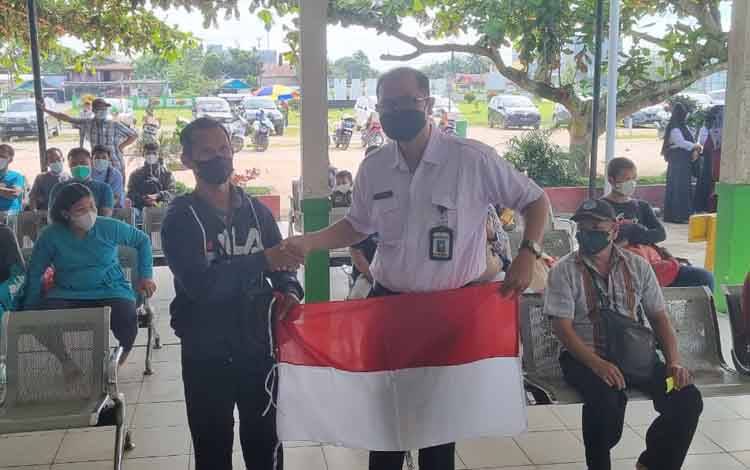 RSUD Hanau Bagikan Bendera Merah Putih