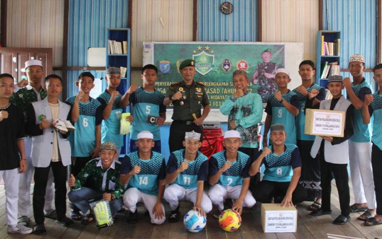 Dandim Palangka Raya Bantu Perlengkapan Hidayatul Insan Football Club
