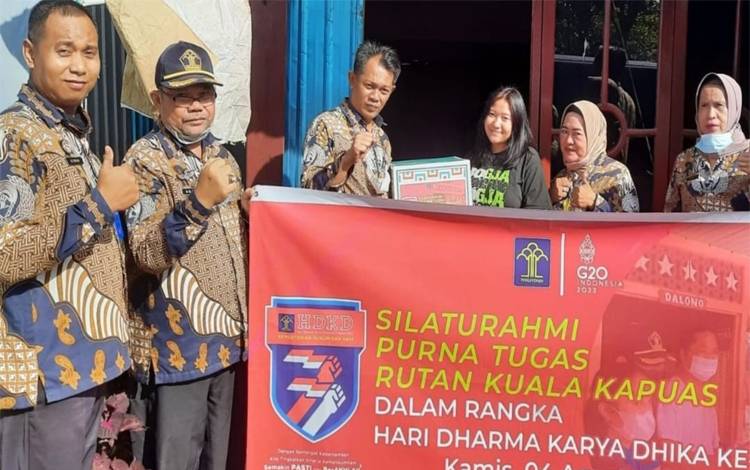 Jajaran Rutan Kuala Kapuas Silaturahmi dan Beri Bingkisan Kepada 10 Purna Tugas Sambut HDKD