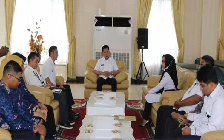 Bupati Barito Utara Berikan Wejangan Kepada 3 Orang GBN Paduan Suara Istana Negara