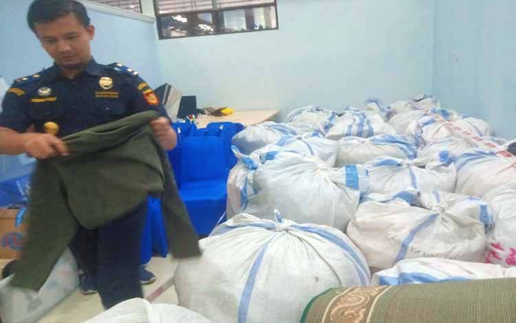 Bea Cukai Palangka Raya Sita 27 Koli Pakaian Bekas Impor Ilegal di Toko Jalan Temanggung Tilung