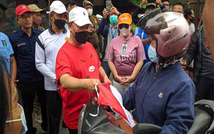 Pemkab Kotim Bagikan 60 Ribu Bendera Merah Putih