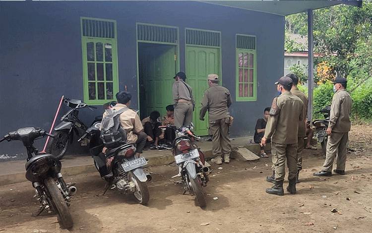Satpol PP Tertibkan Pelajar Kumpul di Barak Saat Jam Belajar