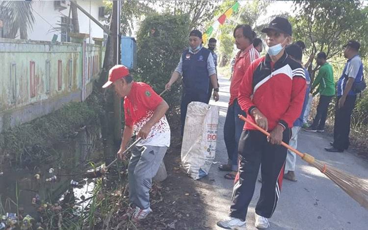 Gotong Royong Kelurahan Selat Utara Tingkatkan Kebersihan Lingkungan