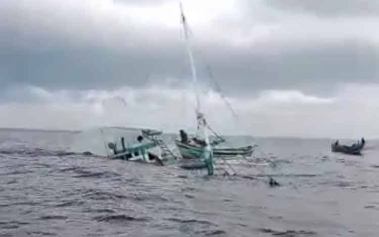 KLM Cinta Mulia I Yang Tenggelam di Muara Sungai Mentaya Bermuatan Bungkil Sawit