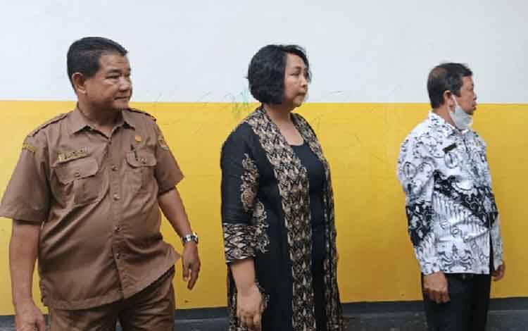 Legislator Gumas Ini Bantu Bangun Pagar SDN 1 Sepang Simin dengan Dana Aspirasi