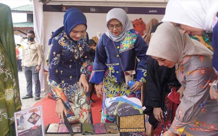 Ketua Dekranasda Kalteng Apresiasi Festival Pesona Tambun Bungai