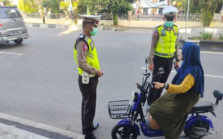 Satlantas Polres Kapuas Kembali Tegur Pengguna Sepeda Listrik Tanpa Kelengkapan Keselamatan