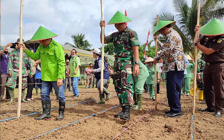 Bupati Barito Timur Hadiri Kegiatan Tanam Jagung Kodim Buntok