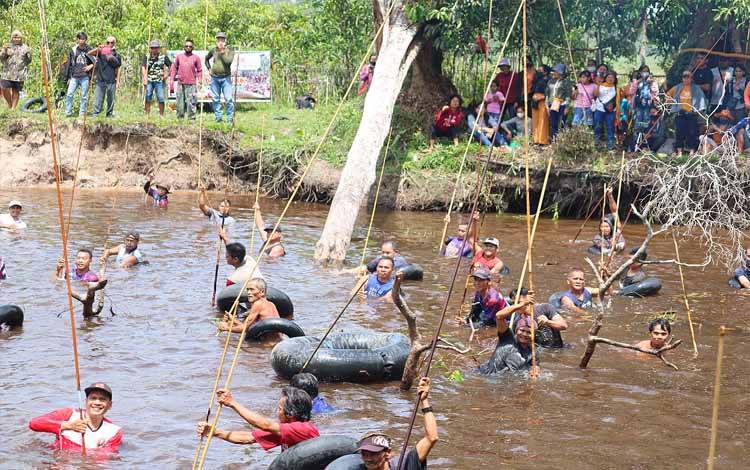 Festival Nariuk: Melestarikan Cara Berburu Ikan Secara Tradisional Khas Dayak Maanyan