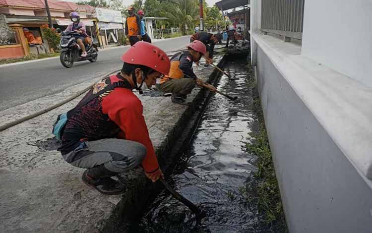 TRC BPBD Kota Bersihkan Drainase yang Tersumbat