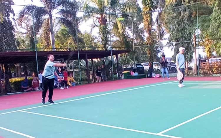 CEO PT. SSMS, Tbk Nasarudin Bin Nasir Ikuti Pertandingan Eksebisi Tenis Lapangan