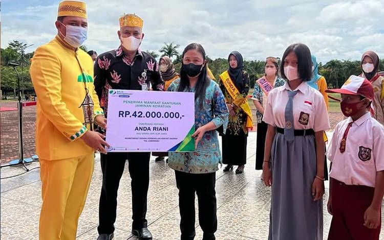 Bupati Lamandau Salurkan Santunan Kepada Ahli Waris
