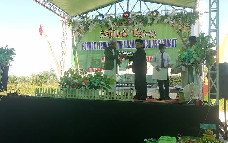 Kemenag Kotim Serahkan Izin Operasional untuk Pesantren Alqur'an Assa'adat