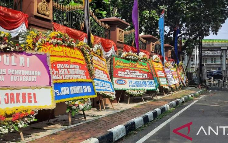 Mabes Polri Dapat Karangan Bunga Dukung Kasus Brigadir J Dituntaskan