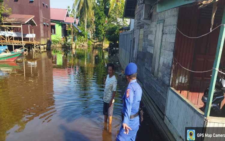 Satuan Polairud Polres Katingan Cek Debit Air Sungai Katingan