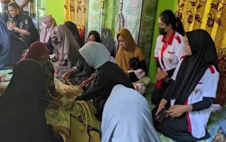 Disdagperinkop dan UKM Kapuas Beri Sosialisasi dan Pelatihan Produk UMKM dari Purun