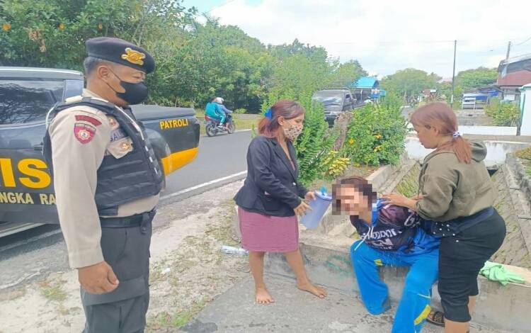 Polisi Evakuasi Wanita Diduga ODGJ Mengamuk