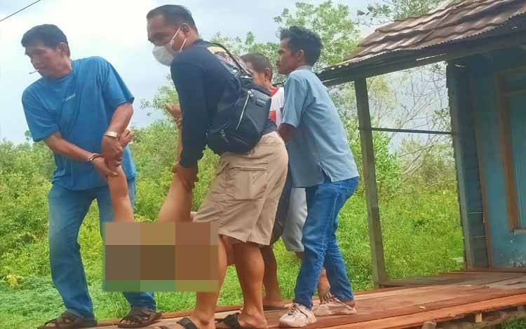 Seorang Pria Ditemukan Tergeletak di Teras Rumah Warga Jalan Mahir Mahar
