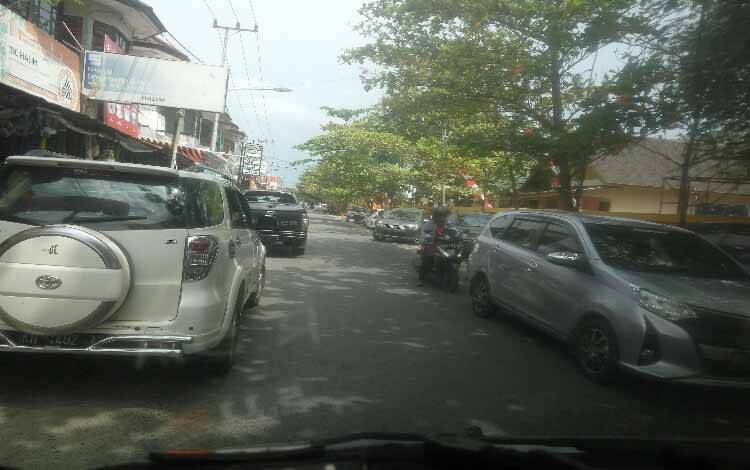 Masyarakat Keluhkan Parkir Kendaraan yang Ganggu Lalu Lintas