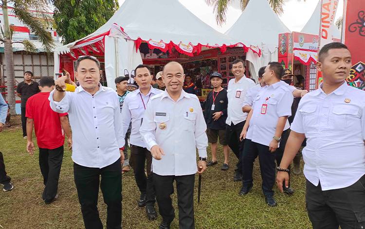 Bupati Seruyan Kunjungi Stand Pameran Pembangunan dan Pasar Rakyat