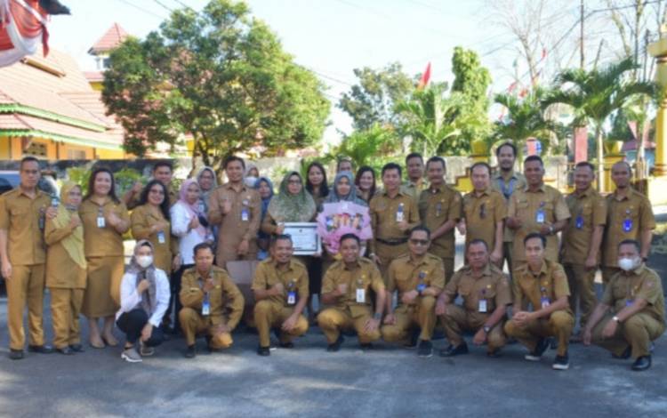 Disdukcapil Kobar Beri Penghargaan Pegawai Berprestasi