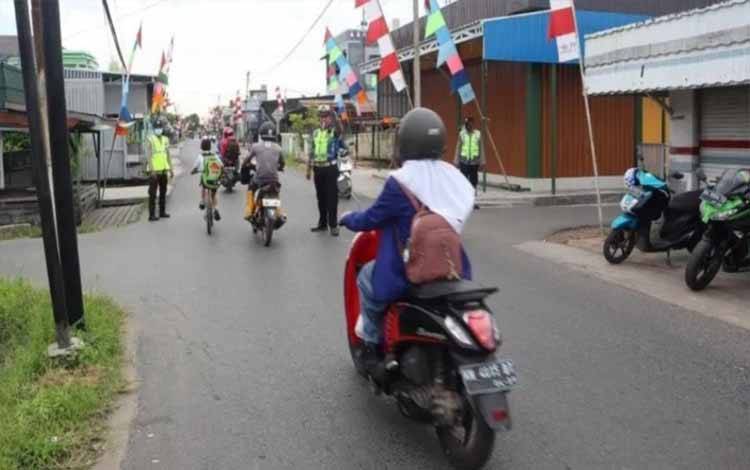 Polres Kapuas Jalankan Program Hanjewu Kota Air Berikan Layanan Pengamanan dan Atur Lalu Lintas