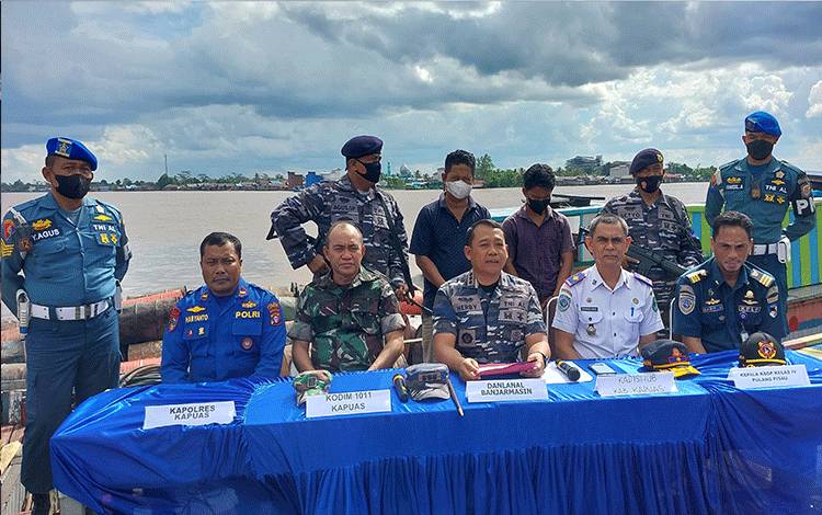 TNI AL Lanal Banjarmasin Gagalkan Penyelewengan BBM di Sungai Kahayan