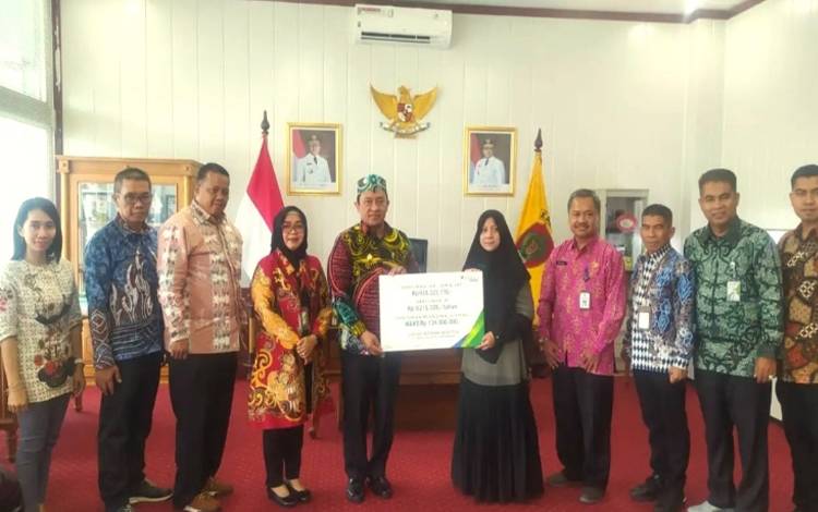 Wagub Kalteng Serahkan Klaim BPJS Ketenagakerjaan