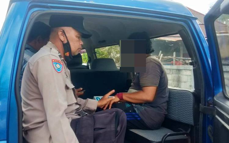 Polisi Evakuasi Warga Diduga ODGJ