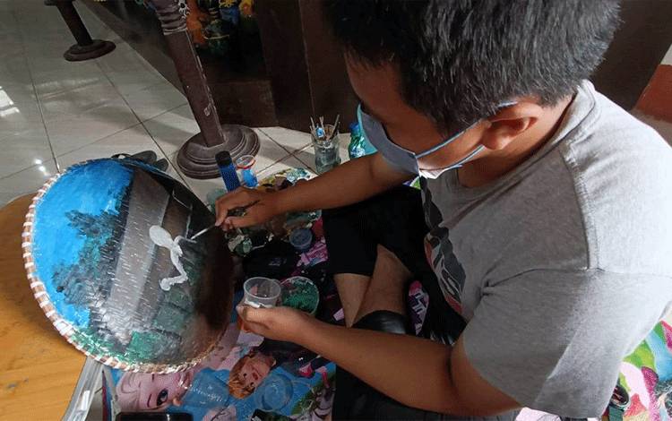 Siswa di Kotim Melukis di atas Tampah, Lestarikan Kearifan Lokal
