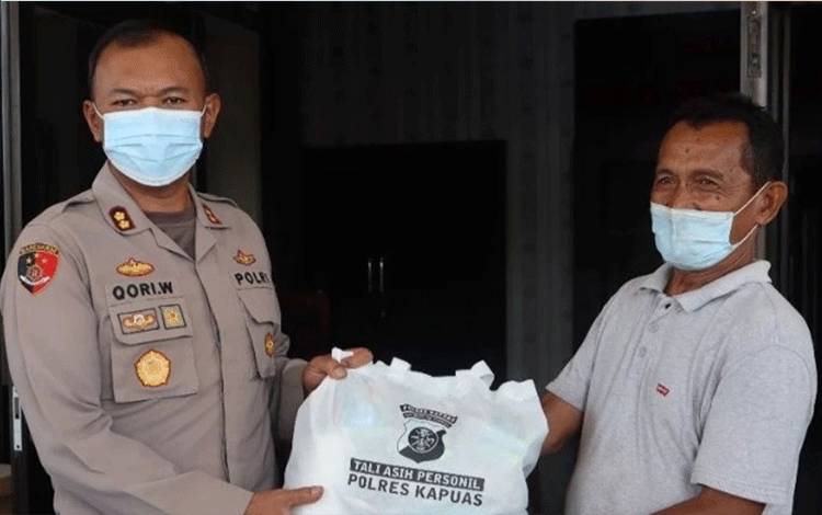 Kapolres Kapuas Bagi-bagi Sembako Lewat Program Seribu Rupiah Sehari