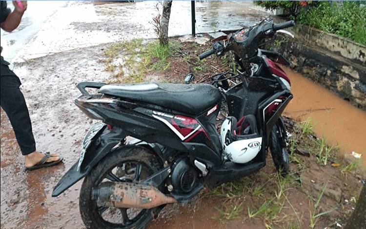 Pengendara Motor Tewas Tabrak Mobil Belok di Cempaka Mulia Barat