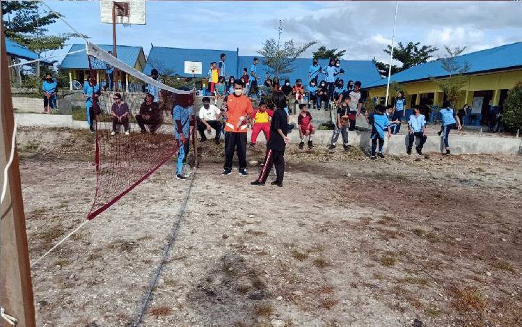 Kemeriahan Perlombaan di SMPN 6 Kurun dalam Menyambut Hari Kemerdekaan RI ke-77