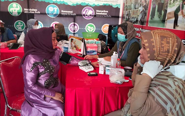 Ketua TP PKK Seruyan Kunjungi Stand Kesehatan di Seruyan Expo