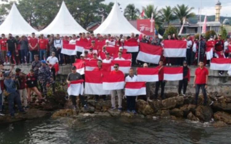 Pengibaran Bendera Raksasa Mamuju Wujud Penghargaan Bagi Pahlawan