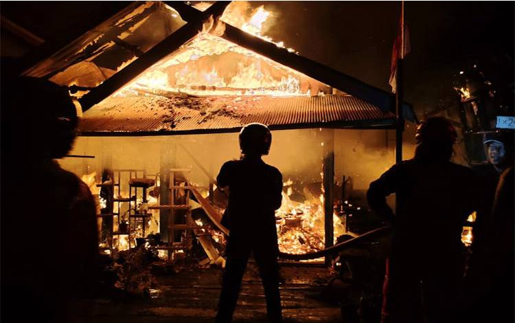 Lebih 10 Rumah di Jalan Berunai Pangkalan Bun Terbakar Malam ini
